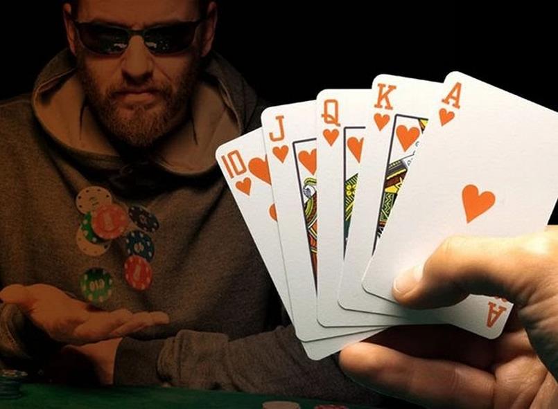 Bluff trong poker đúng lúc khiến cho đối thủ phải khiếp sợ